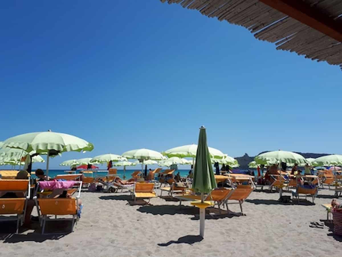 Vacanza 2021, costa 100 euro in più, rincari di carburanti, aerei, navi, ombrelloni, panini al bar, tutto costa