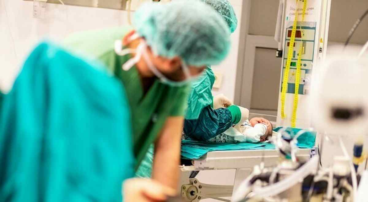 Positiva al Covid al nono mese di gravidanza: partorisce, il bimbo sta bene lei è gravissima
