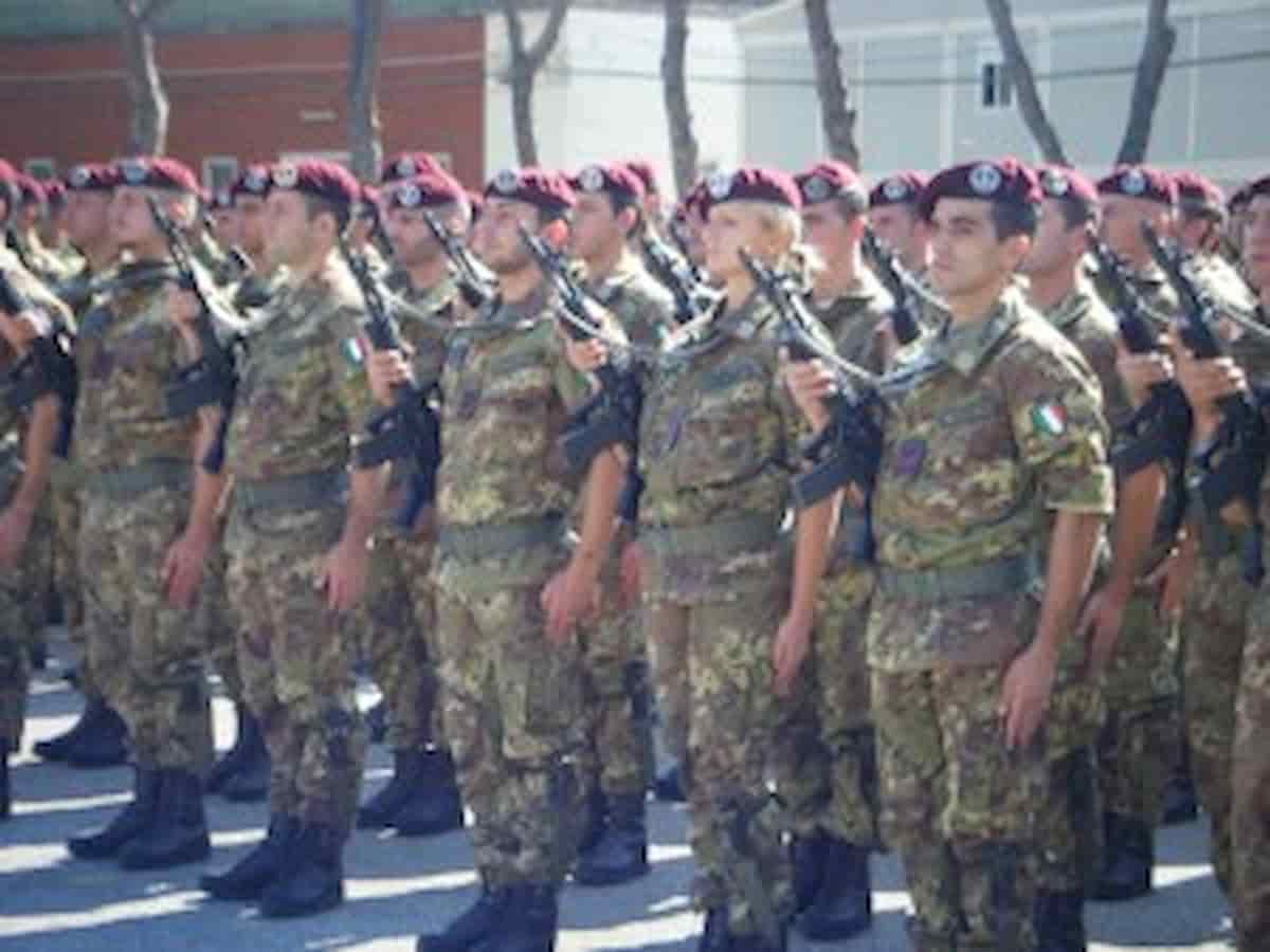 Esercito Ue, lo sognavano De Gasperi e Adenauer: Europa sola e minacciata, ora è necessario ma c'è di mezzo Macron
