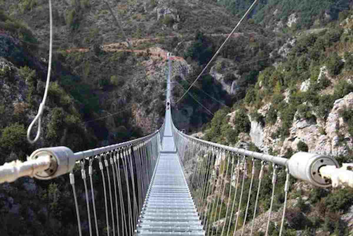 Torri del Benaco, attraversa ponte tibetano di notte e precipita nella scarpata. Morto un 22enne
