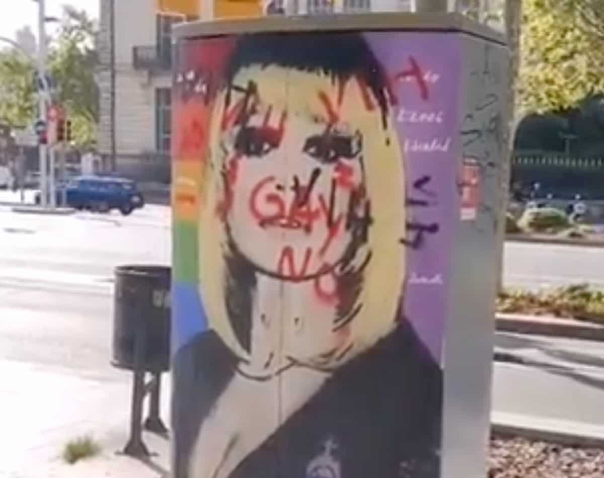 Raffaella Carrà, scritte omofobe sul murale a lei dedicato a Barcellona, opera di Tvboy