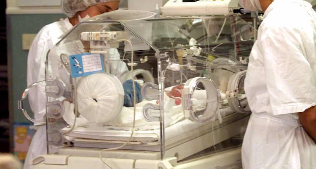 Incinta e no vax, finisce in rianimazione: donna di 31 anni costretta al parto prematuro, anche il bimbo è grave