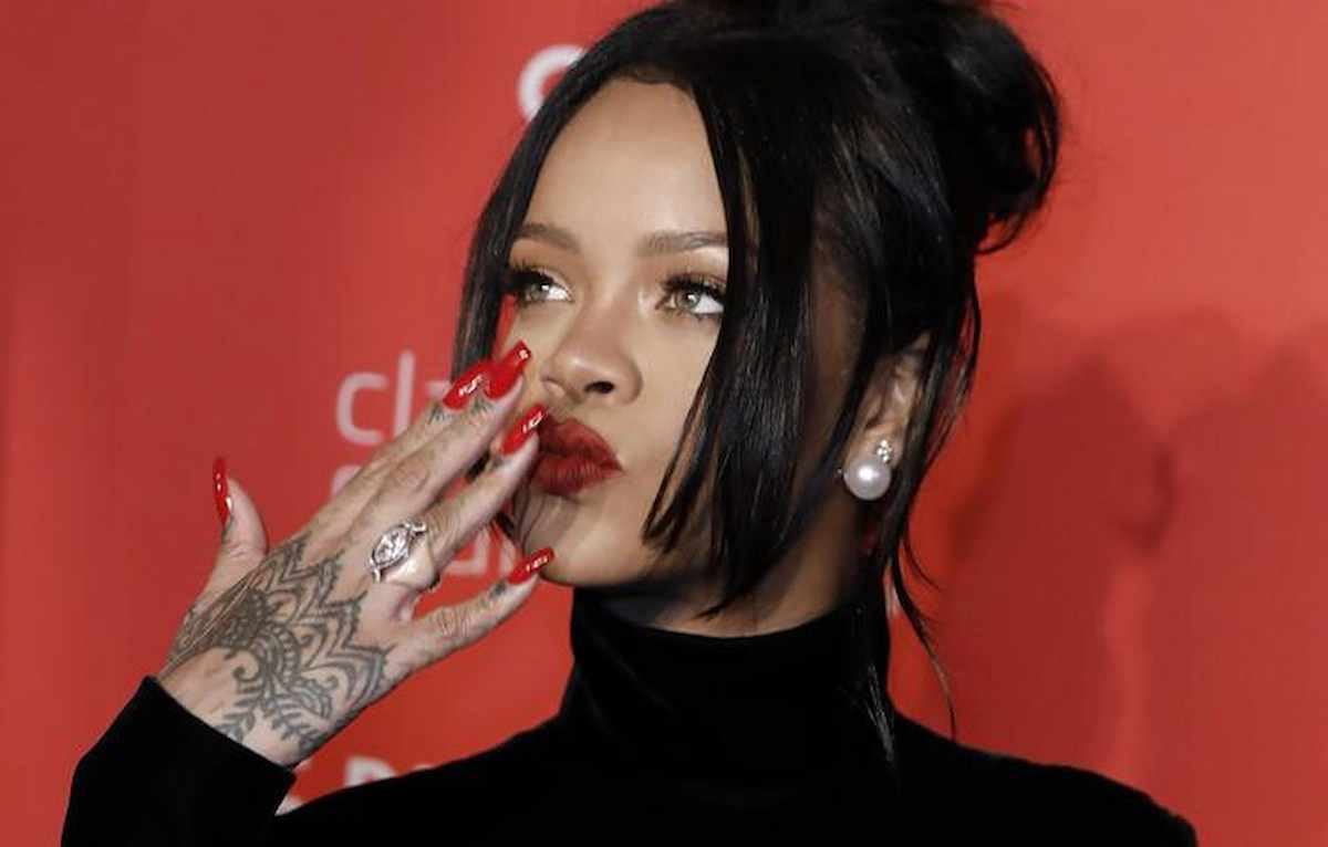 Rihanna miliardaria: 1,7 mld $ il patrimonio, è la pop star più ricca al mondo. Ma non grazie alla musica