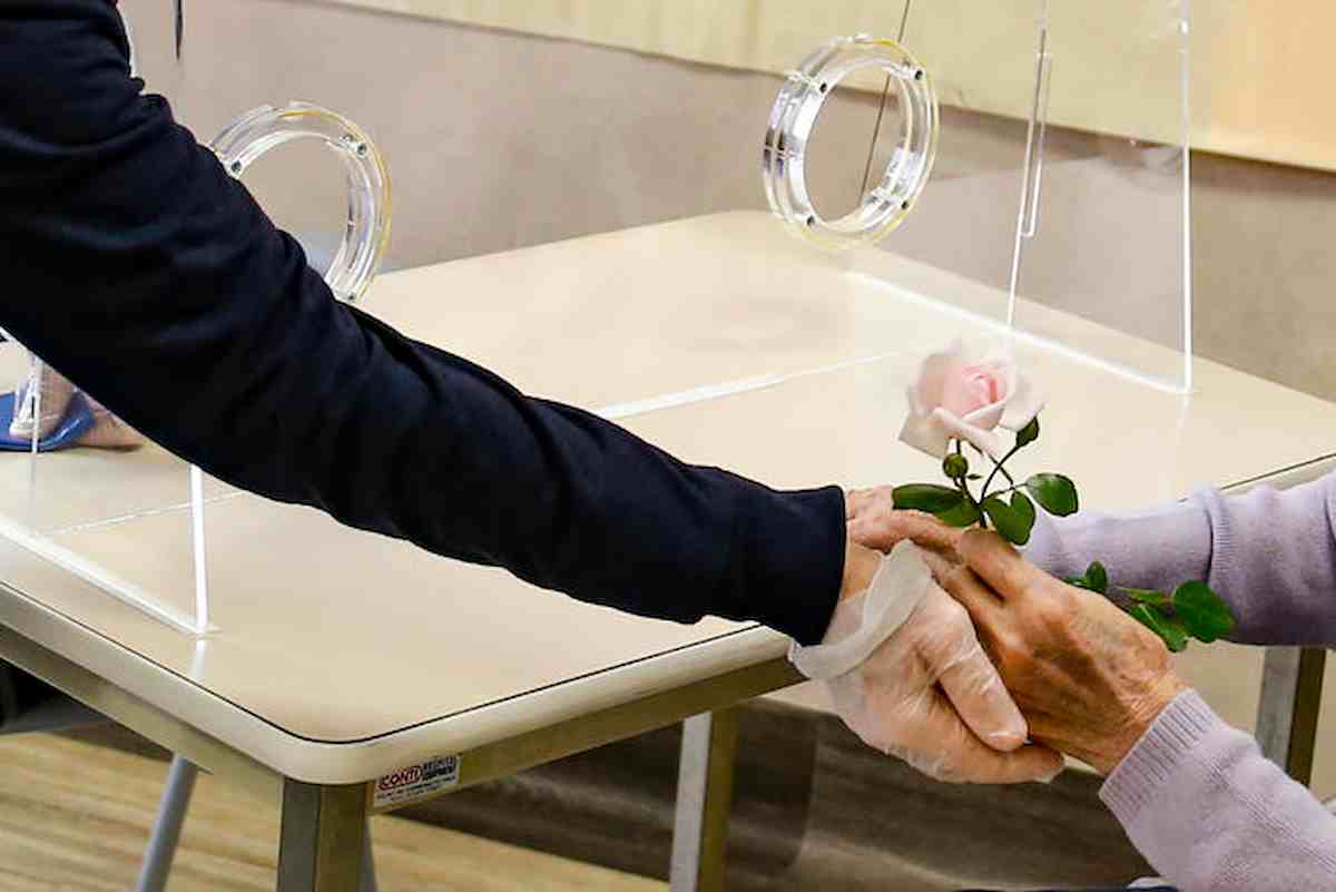 Rsa, con Green Pass visite ai familiari 7 giorni su 7 e fino a 45 minuti. La circolare del ministero