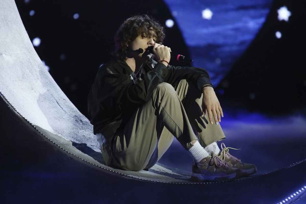 Sangiovanni chi è, età, vero nome, fidanzata Giulia Stabile, dove abita il cantante di Malibu