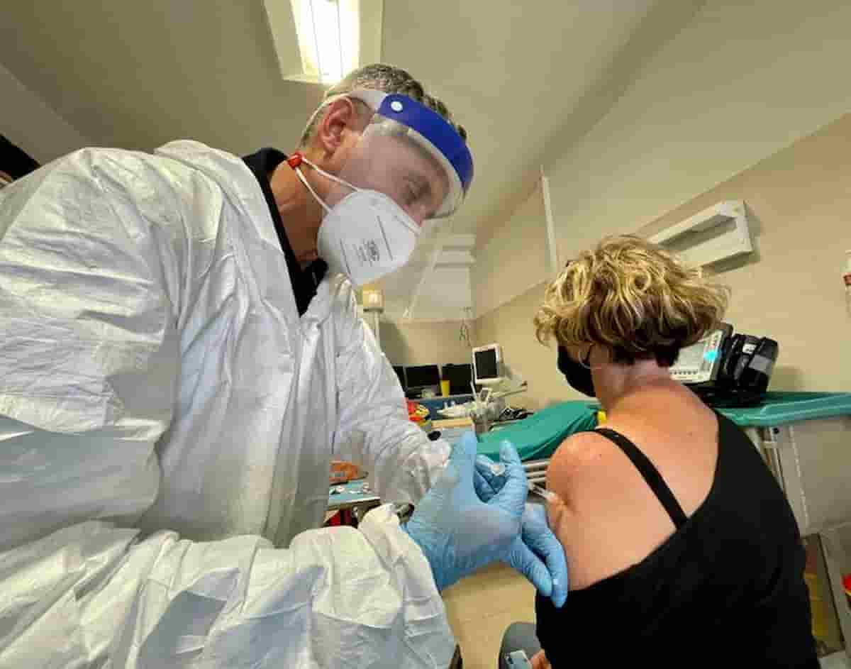 Sardegna, crociata contro i sanitari No Vax: sospesi i primi 57, in totale sono oltre 700