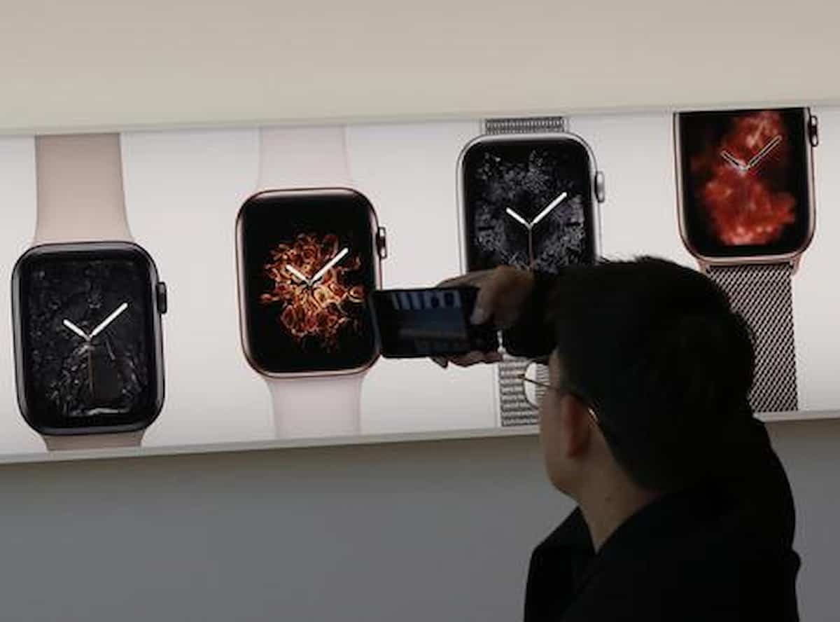 Smartphone e smartwatch, attenzione se avete defibrillatore impiantabile o pacemaker: l'allerta dell'Fda