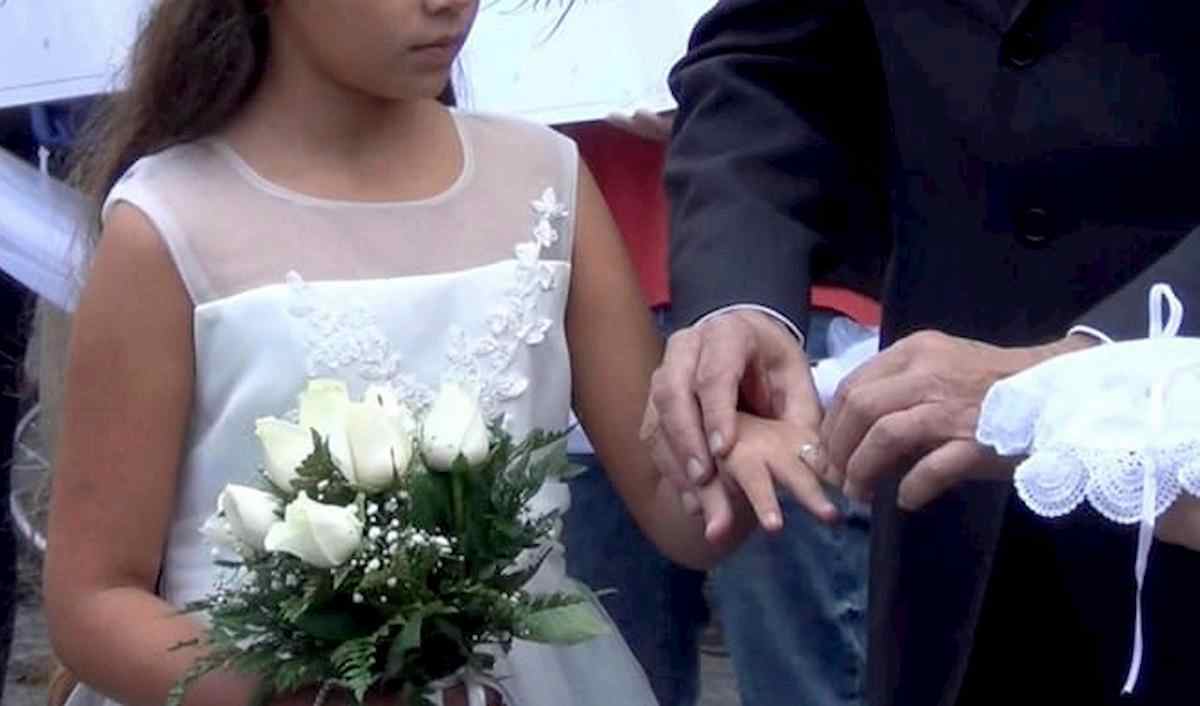 Serena Kelly nata nella setta i Bambini di Dio e sposa bambina a 3 anni del leader pedofilo