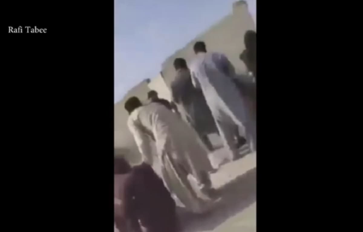 Talebani sparano sulla gente all'aeroporto, di tutto per non far lasciare Kabul VIDEO