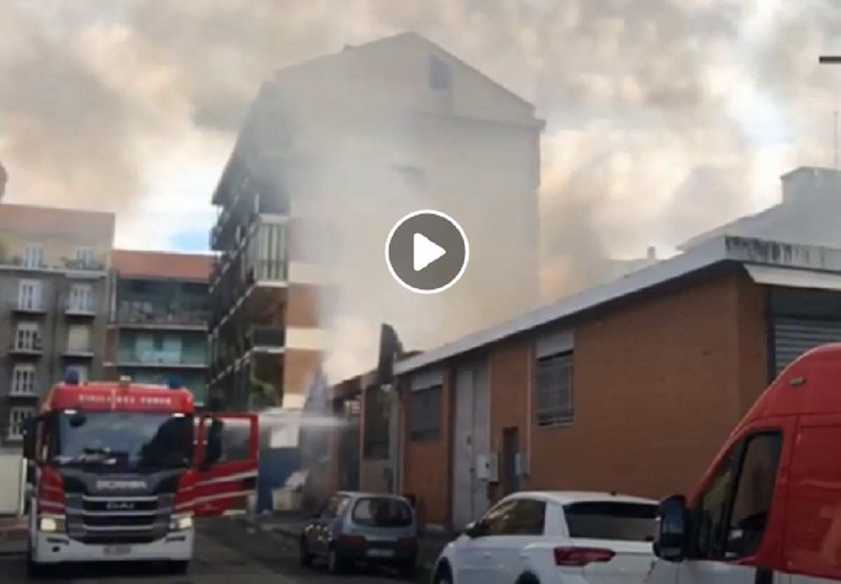 torino, in fiamme capannone