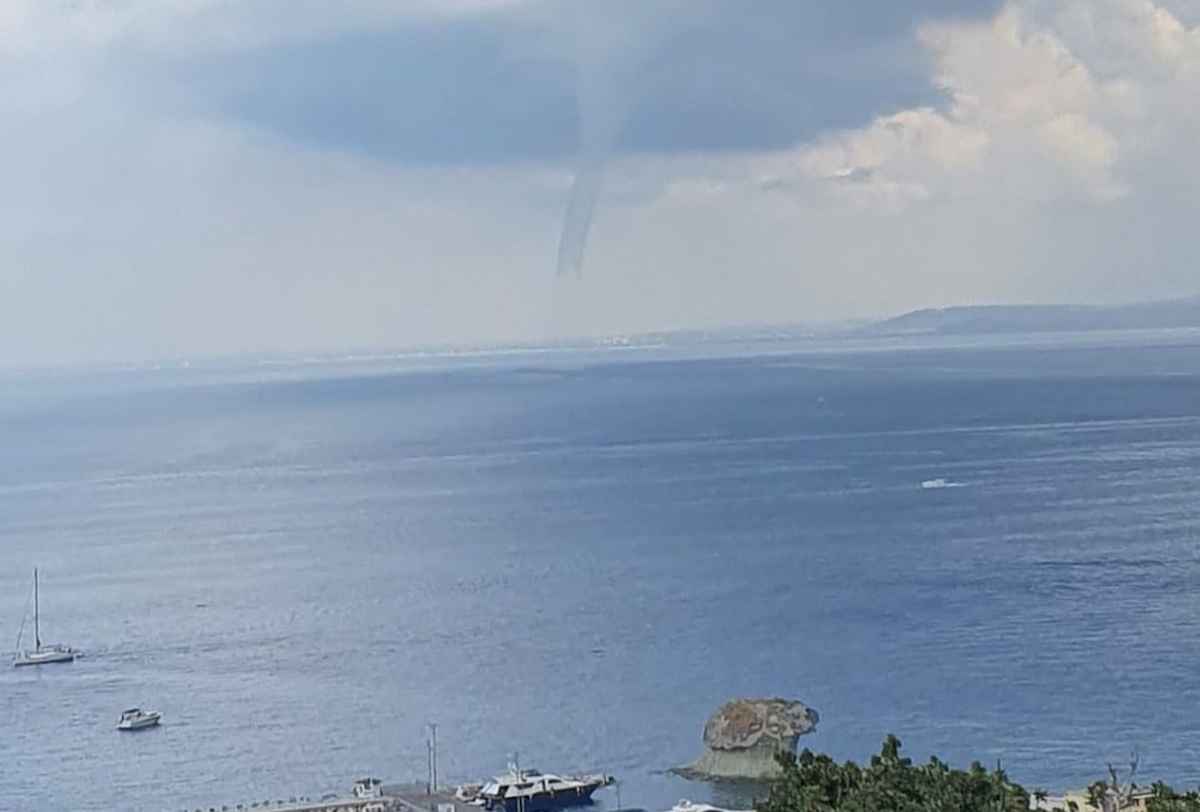 Tromba d'aria a Ischia: vortice in mare tra il Ponte e la spiaggia della Mandra. Decine di segnalazioni