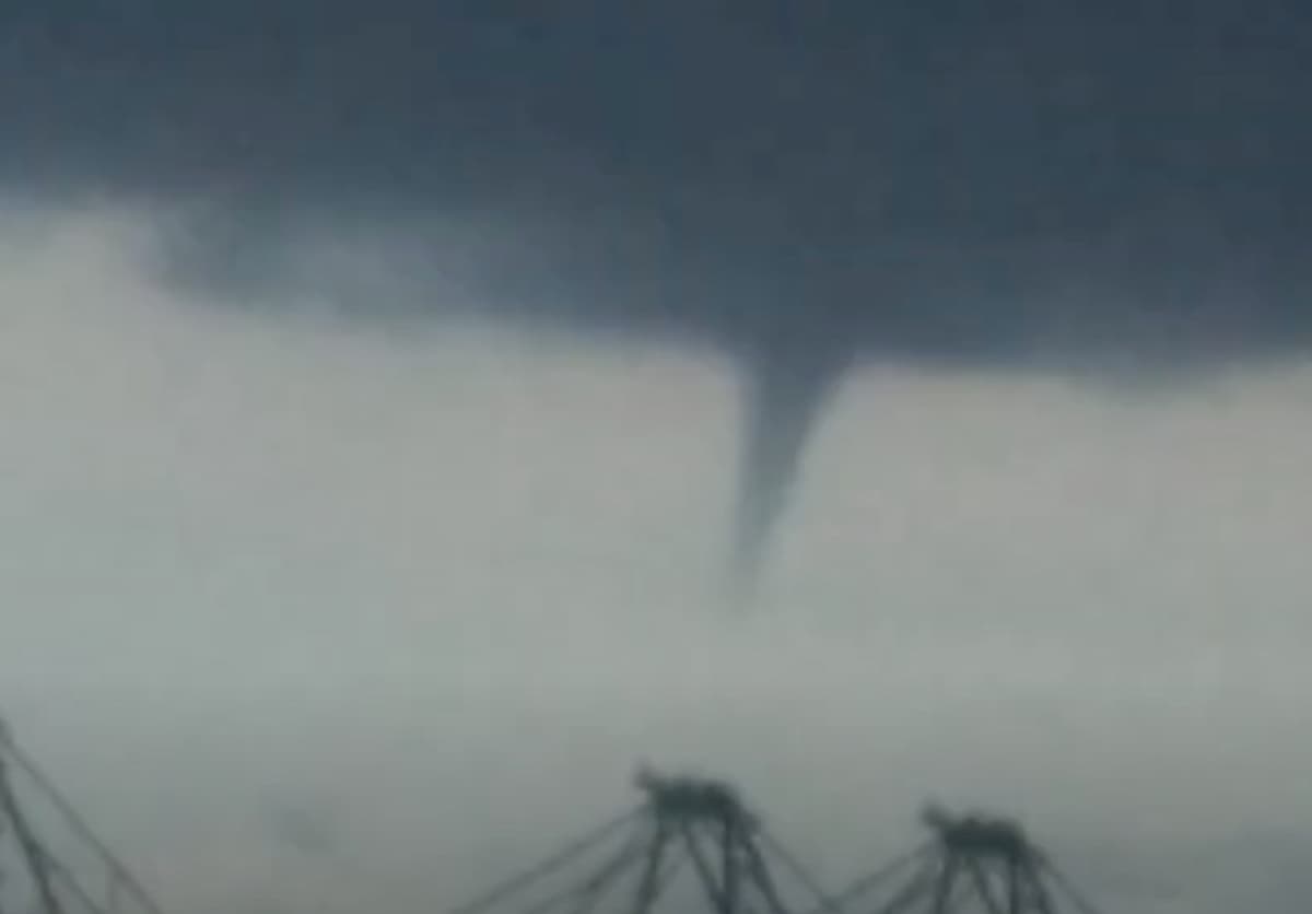 Tromba marina a Genova Voltri, non lontano dalla città: il video virale impressionante