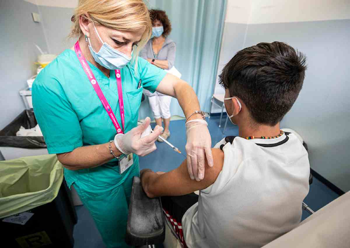 Vaccino Covid a minori, Comitato di Bioetica: "Scelta adolescenti prevale se in contrasto con genitori"