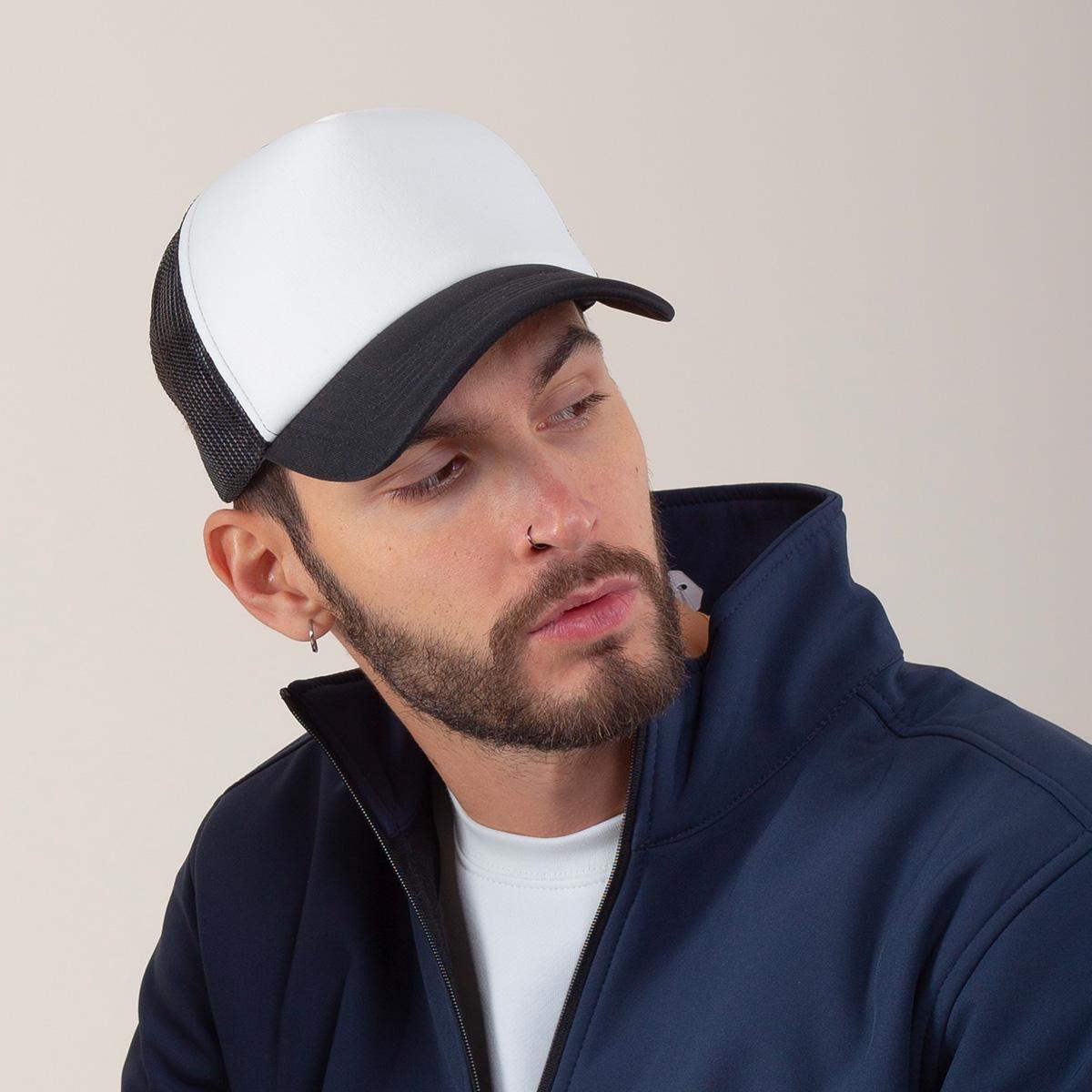 Gli snapback personalizzati, da cappellini da baseball a simboli generazionali