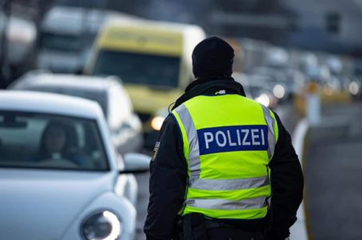 Berlino, uomo si dà fuoco ad Alexanderplatz. La polizia: "Non ci sono indicazioni che sia atto estremista"