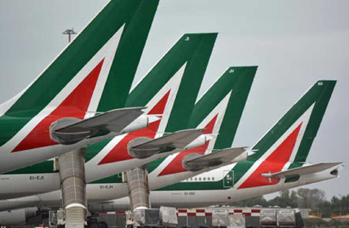 Alitalia ai passeggeri: per ora meglio se venite solo con il bagaglio a mano