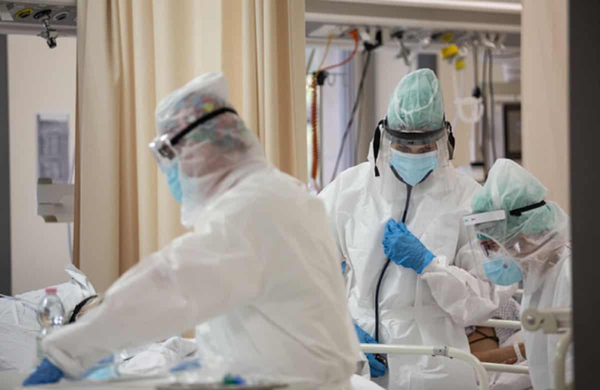 Roma, medico muore dopo un mese in terapia intensiva: il Covid contratto da un paziente positivo
