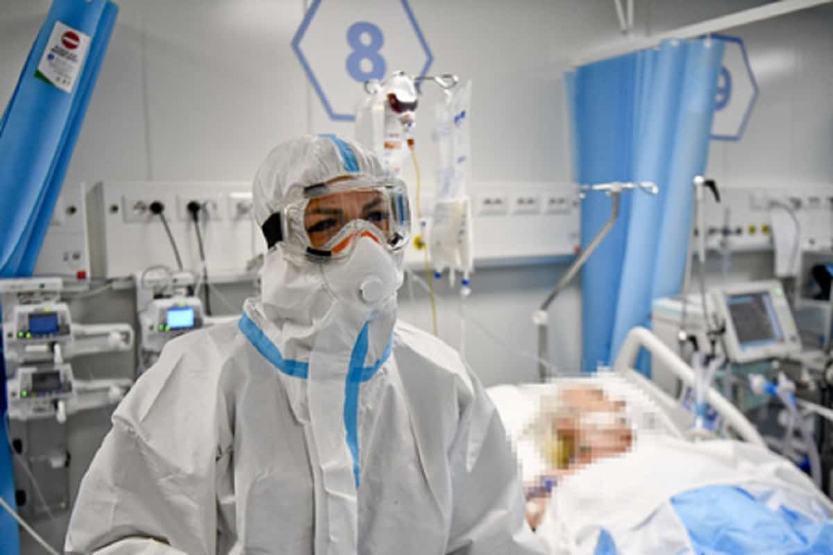 Michigan: marito e moglie muoiono di Covid a un minuto di distanza, tenendosi per mano