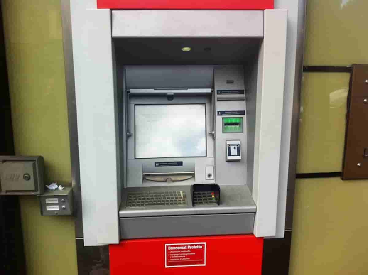 Cuorgnè: bambino di 2 anni bloccato 2 ore nello sportello bancomat, lo salvano i carabinieri