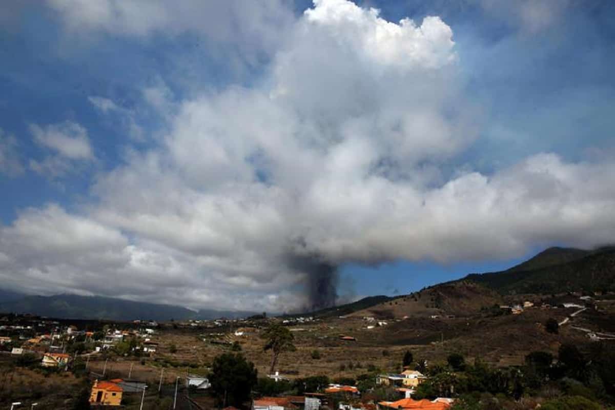 Canarie, eruzione del vulcano sull'isola di Palma: enorme colonna di lava e fumo VIDEO