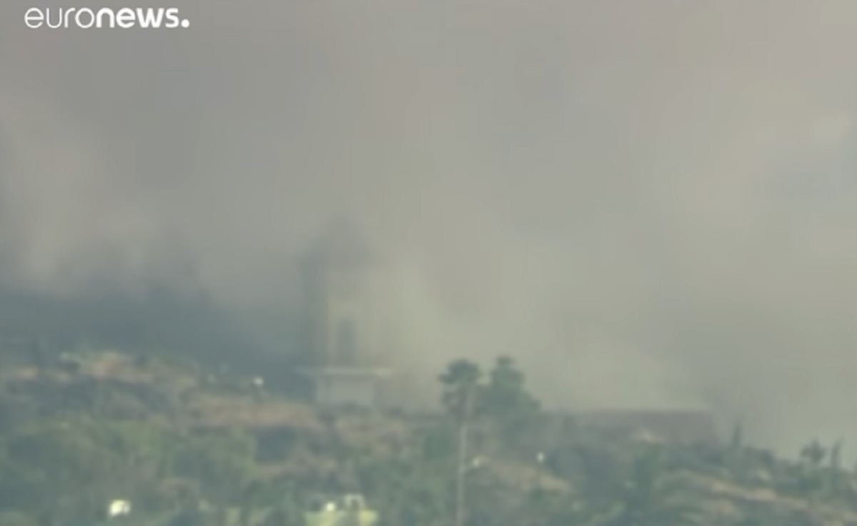 Eruzione vulcano Canarie, a La Palma il campanile della chiesa collassa in diretta tv VIDEO