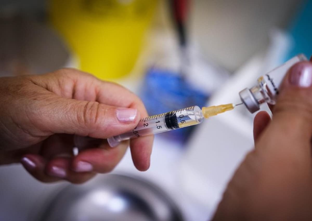 Covid, il vaccino ha come effetto collaterale un ciclo mestruale doloroso? Lo studio inglese