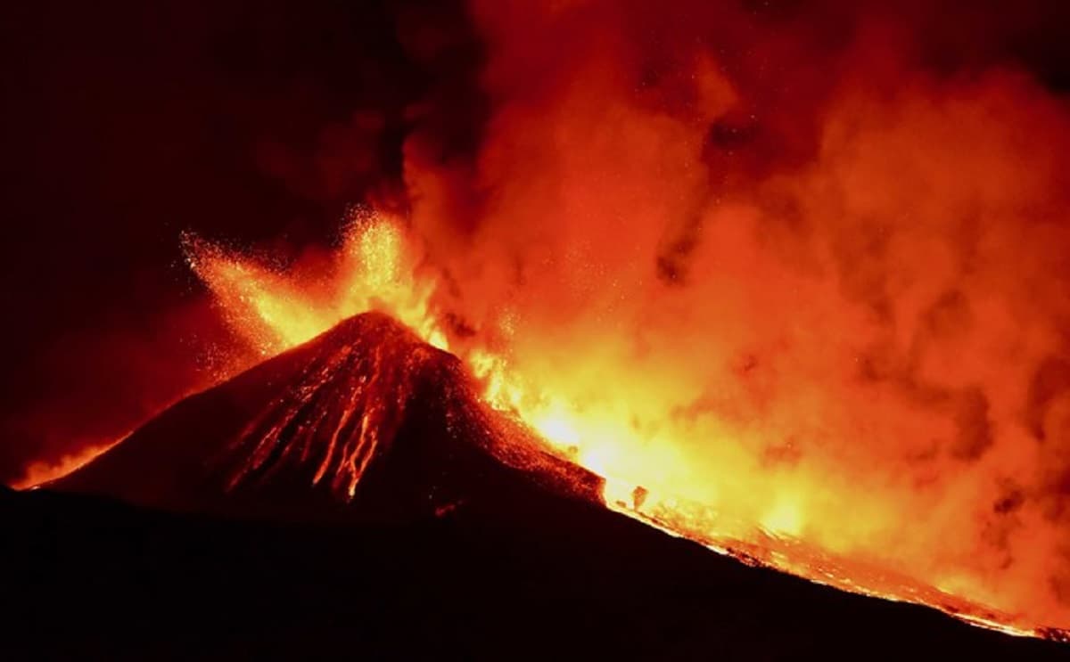 Etna, nuova eruzione del vulcano: nube di cenere alta 9 chilometri e fontana di lava