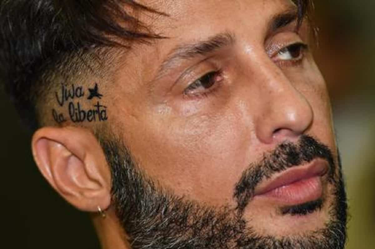 Fabrizio Corona contro Sangiovanni: "Sei solo un prodotto commerciale della televisione popolare"