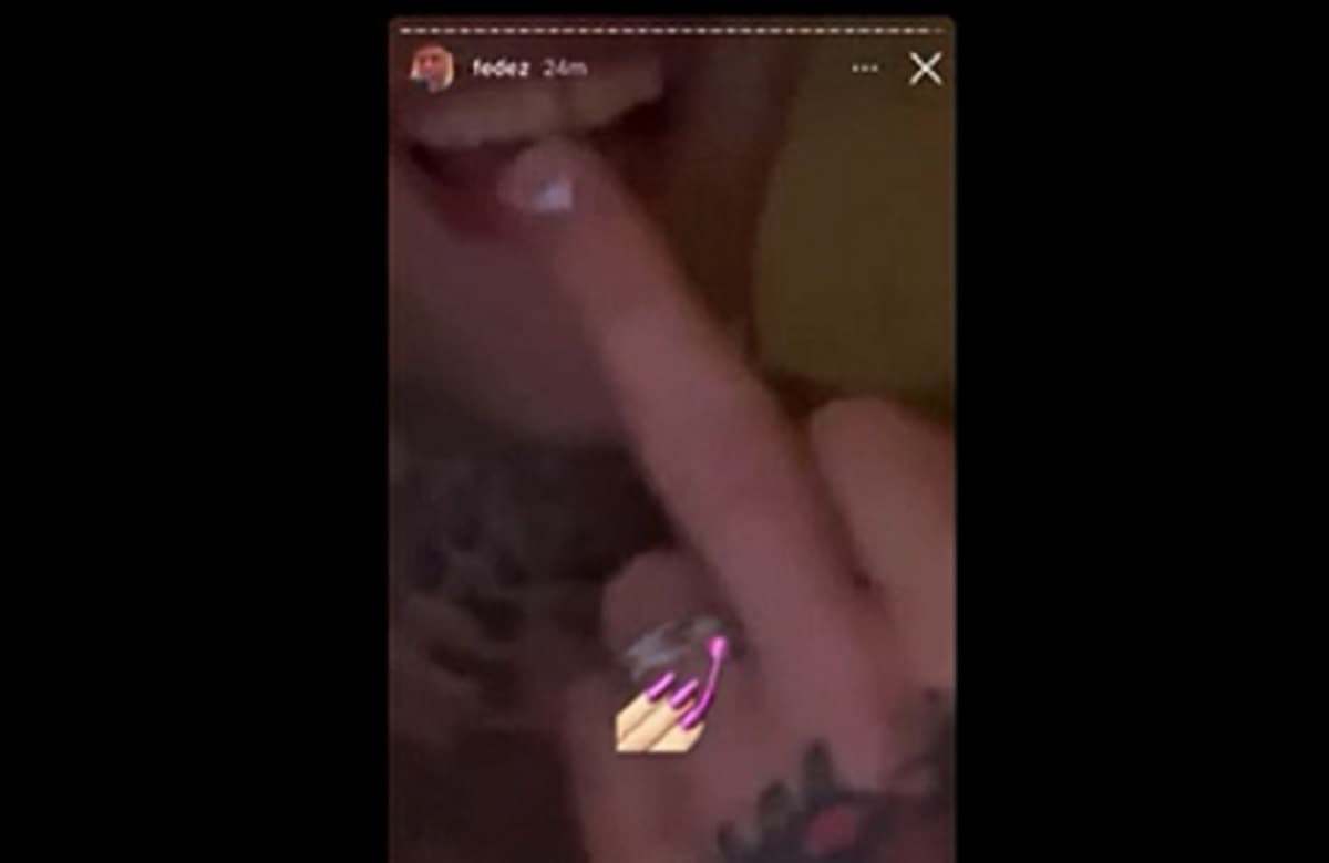 Fedez e il dito medio a Pio e Amedeo dopo le frecciatine in diretta. Ecco cosa è successo