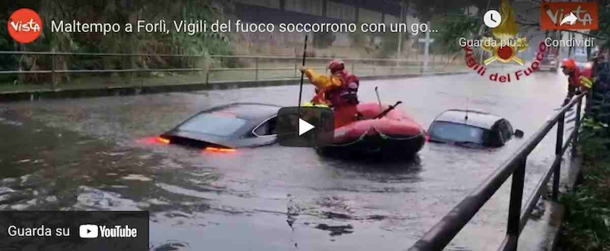 Maltempo Forlì, Vigili del fuoco soccorrono con un gommone automobilisti bloccati in un sottopasso VIDEO