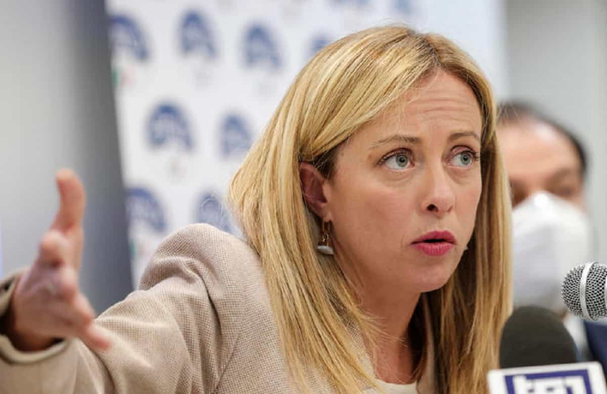 Candidato M5S offende Giorgia Meloni sui social e Conte lo caccia dal movimento