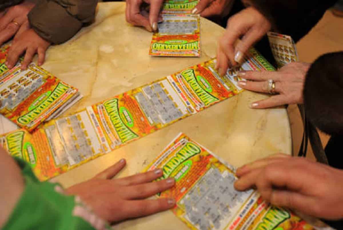 Gratta e Vinci, dopo il furto e la tentata fuga il tabaccaio ne prova un'altra: E' l'anziana che me l'ha rubato