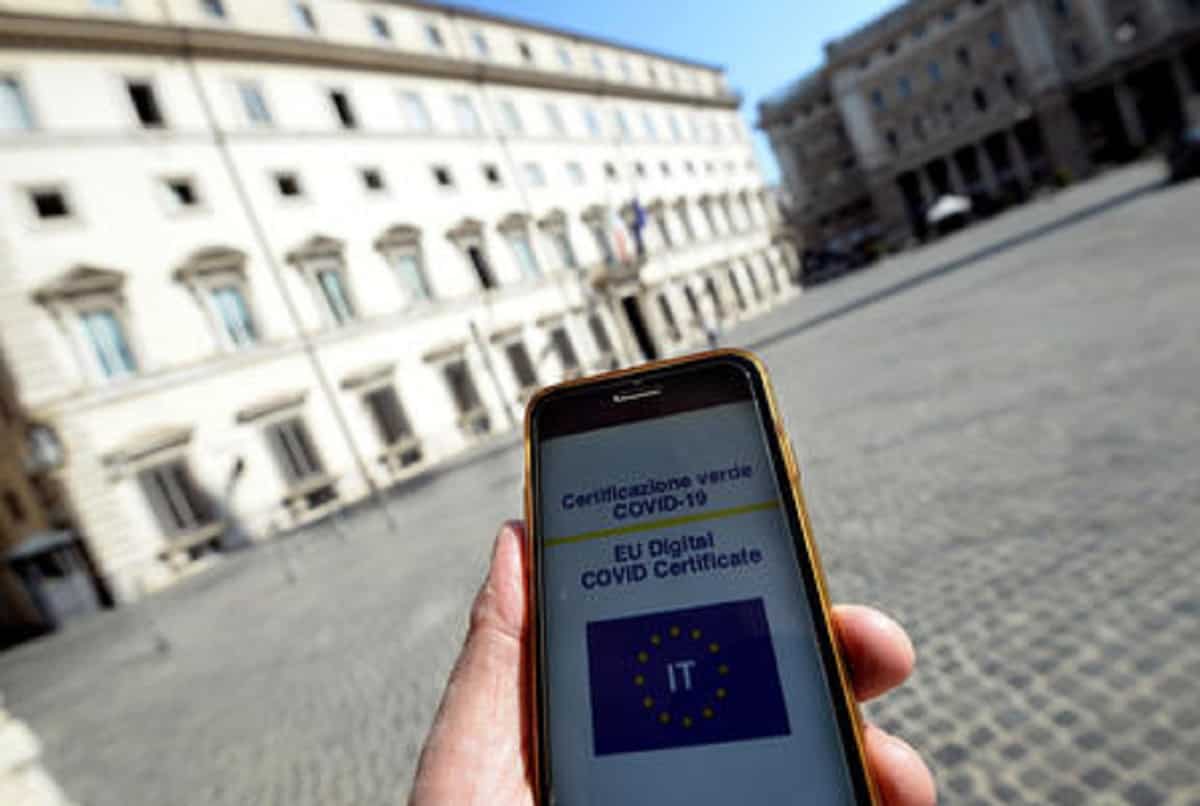 Green Pass, per lavoratori privati senza certificato sospensione dello stipendio dal primo giorno
