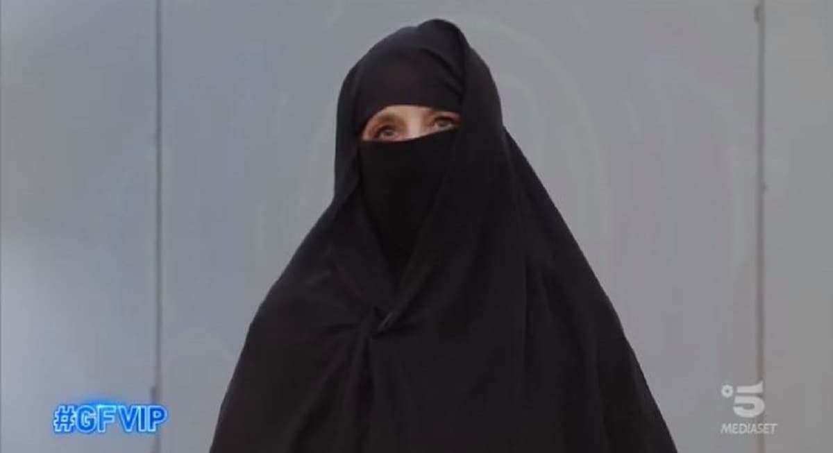 Jo Squillo col niqab al GF Vip, protesta contro i talebani: "Non dimentichiamo le sorelle di Kabul"