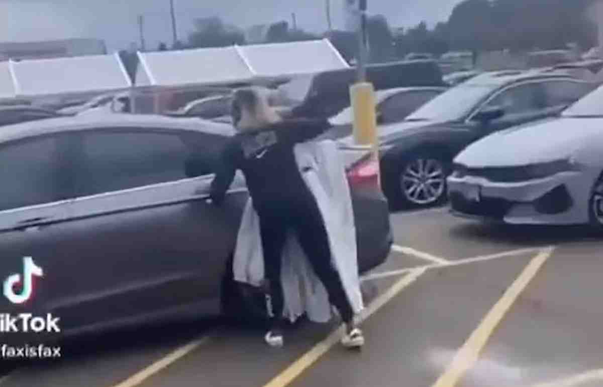 Ladra finisce su TikTok, il complice la pianta in asso e lei viene arrestata dal poliziotto VIDEO