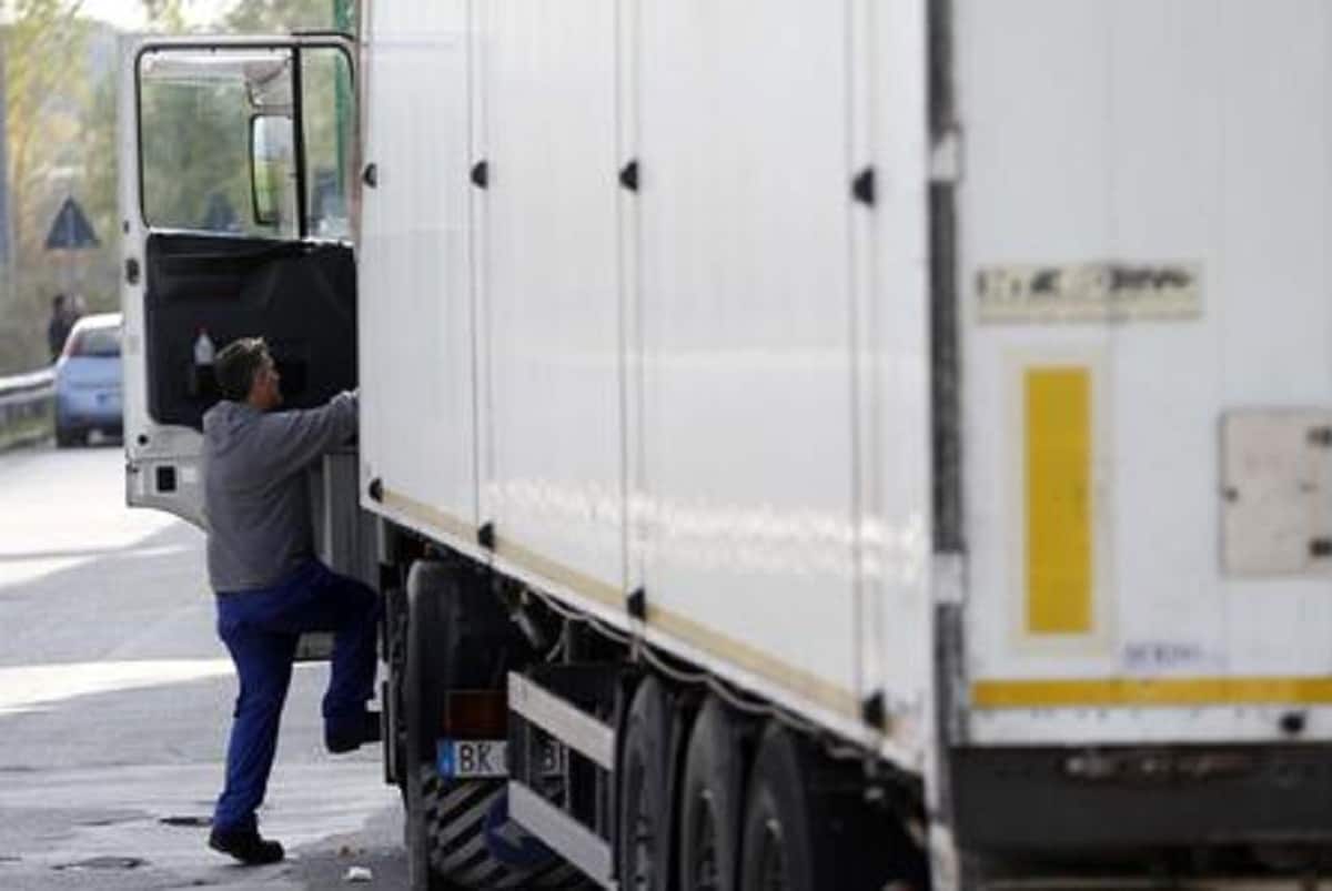 Lavori usuranti che mandano in pensione a 63 anni, il nuovo elenco: macellai, tassisti...