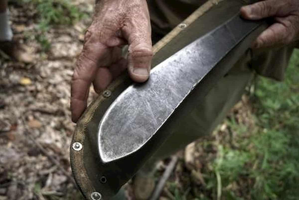 Brescia, 30enne aggredito e ferito gravemente a colpi di machete davanti al centro commerciale Freccia Rossa