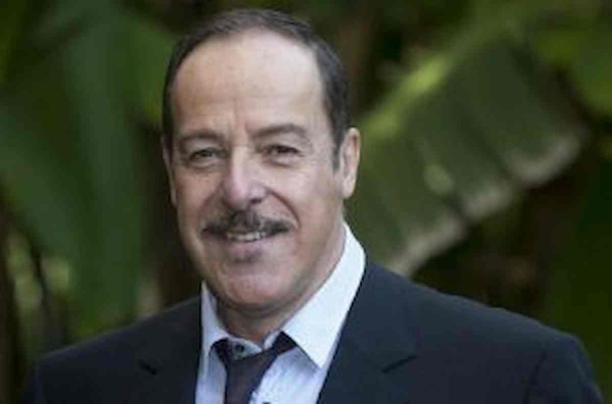 Massimo Lopez aggredito da un cinghiale mentre stava buttando la spazzatura, il suo VIDEO racconto