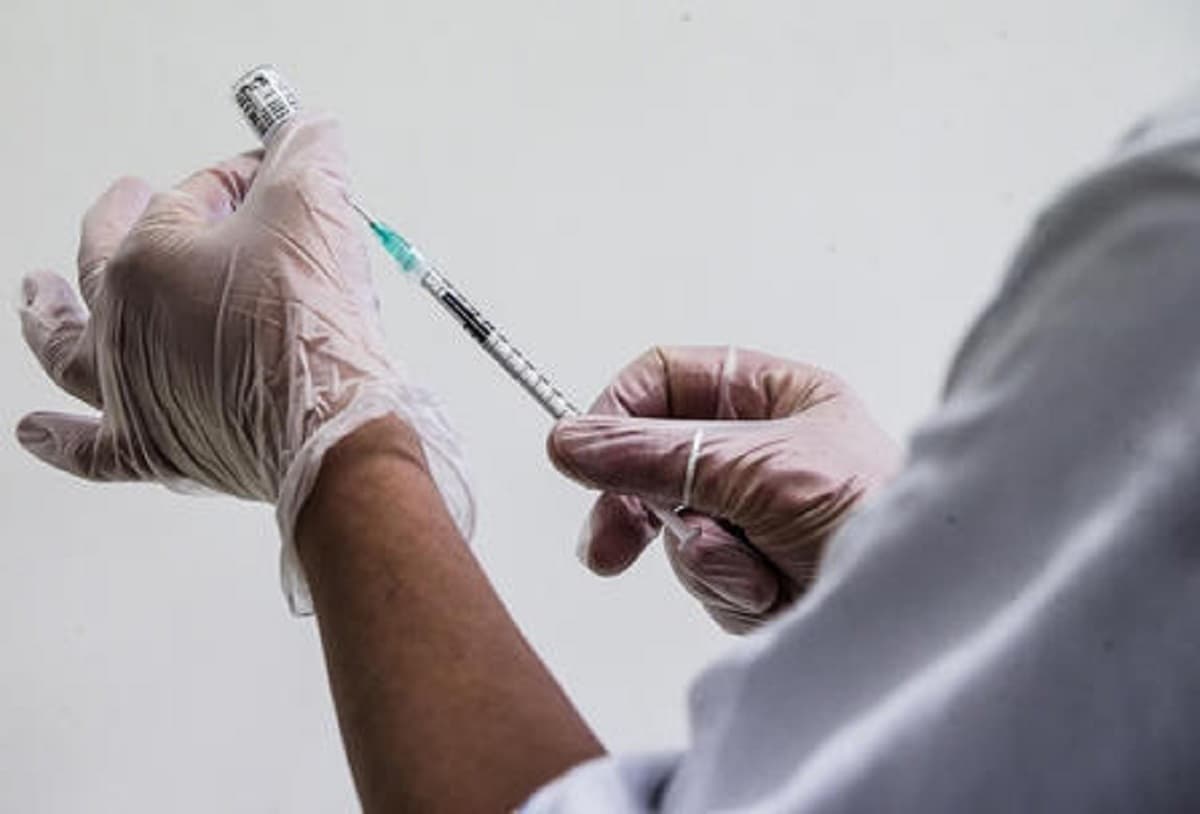 No Vax, duecento sanitari sospesi in Emilia Romagna. Quattro neolaureati con 110 e lode