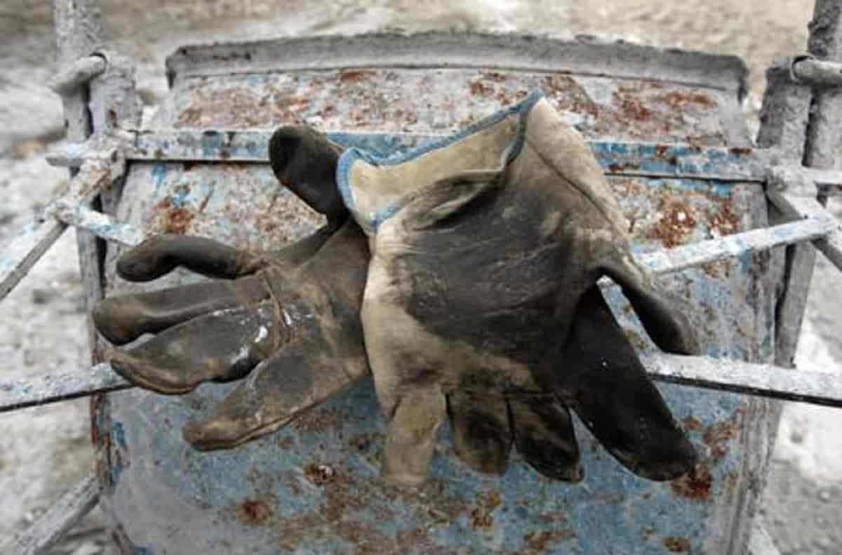 Incidenti sul lavoro, tre operai morti in 24 ore: l'ultimo a Lucca, schiacciato da una lastra di marmo