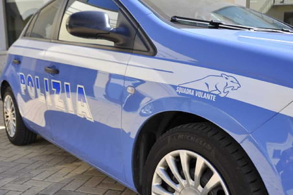 Tor Cervara (Roma), volante si schianta contro un cartellone durante un inseguimento: due poliziotti feriti