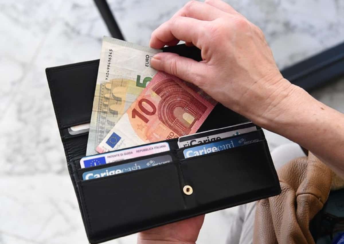 San Giuliano Terme (Pisa), trova portafoglio con 3500 euro e lo restituisce. Premiato dal sindaco