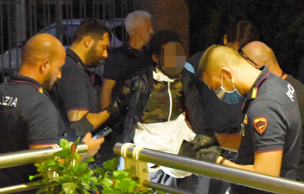 Rimini, il somalo che ha accoltellato 5 persone era libero di muoversi perché aveva chiesto asilo