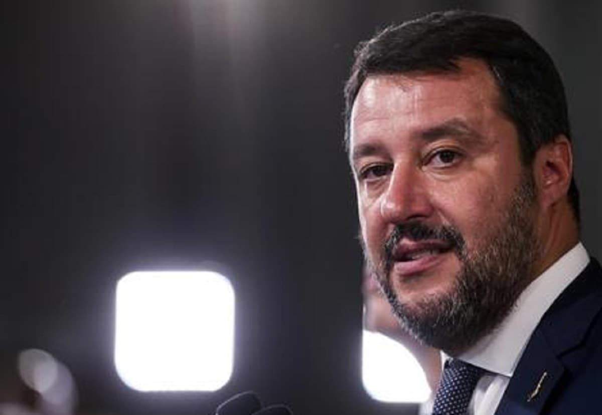 Salvini: "Le variazioni nascono come reazione ai vaccini". L'ira dei virologi: "Non sa quello che dice"