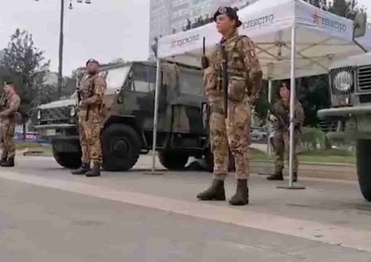 Milano: vuole urinare sulla tenda dell'Esercito alla Stazione Centrale, poi aggredisce i militari