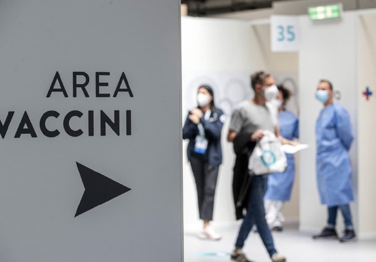 Vaccini Covid, Speranza: "Subito terza dose a ottantenni, Rsa e personale sanitario"