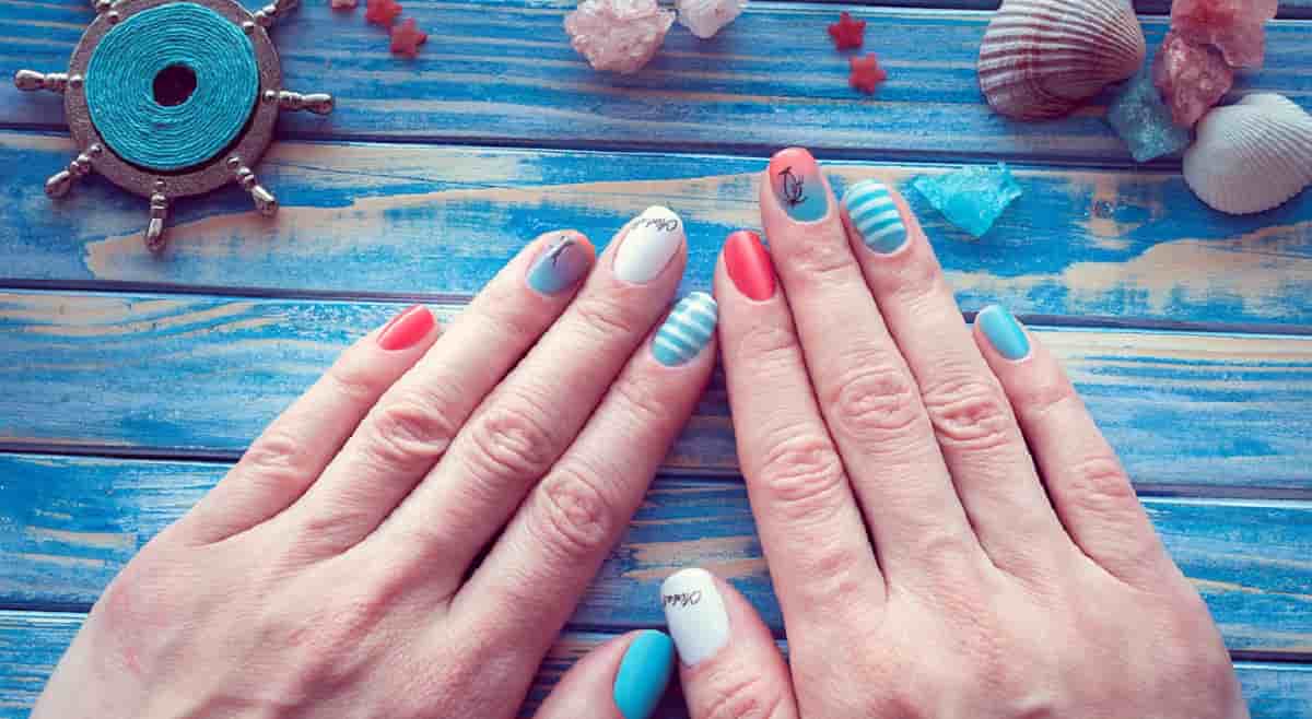 Jenneffer Souza, infezione dopo una ricostruzione delle unghie: le amputano il pollice