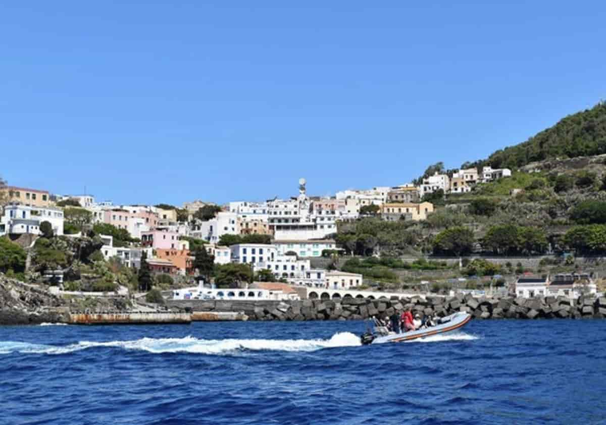 Ustica, a causa del maltempo yacht tedesco affonda nel porticciolo. Nessun ferito