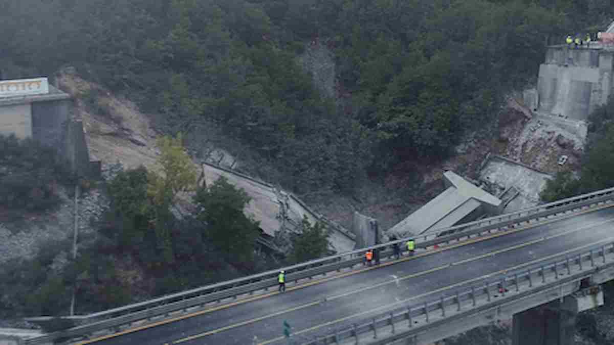 Strada dei Parchi (A24), la demolizione controllata del Viadotto Cerqueta VIDEO
