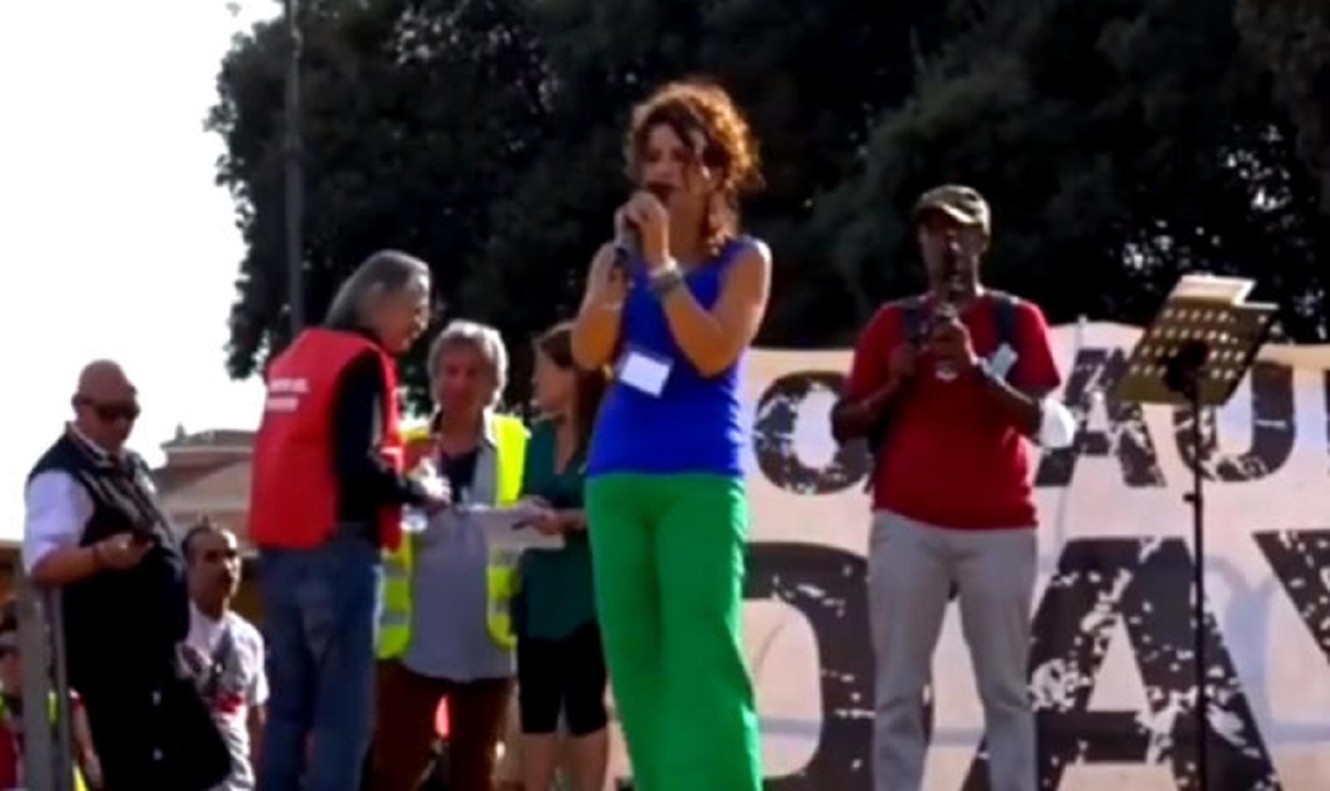 Vicequestore in piazza coi No Green Pass non molla: "Avanti con o senza divisa". Avanti per cosa?